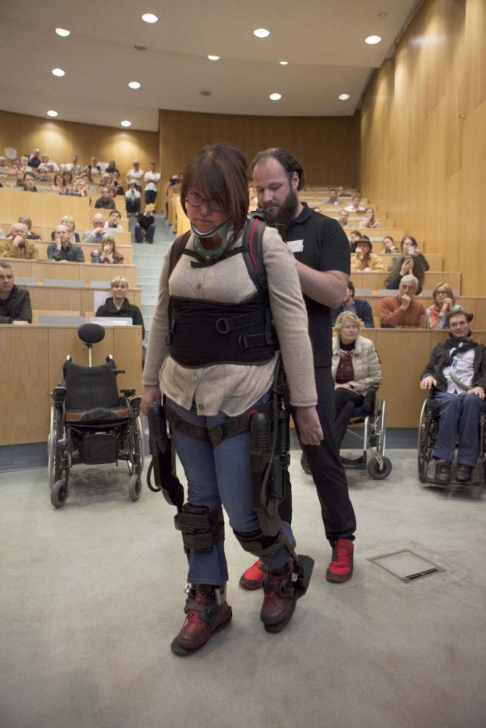 Moderne Hilfsmittel der Gegenwart und in der Zukunft – hier eine ALS-Patientin mit Exoskelett.