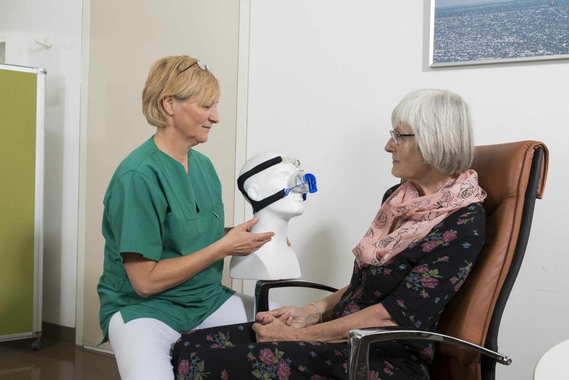 Beatmungskoordinatorin erklärt ALS-Patientin Nichtinvasive Beatmung